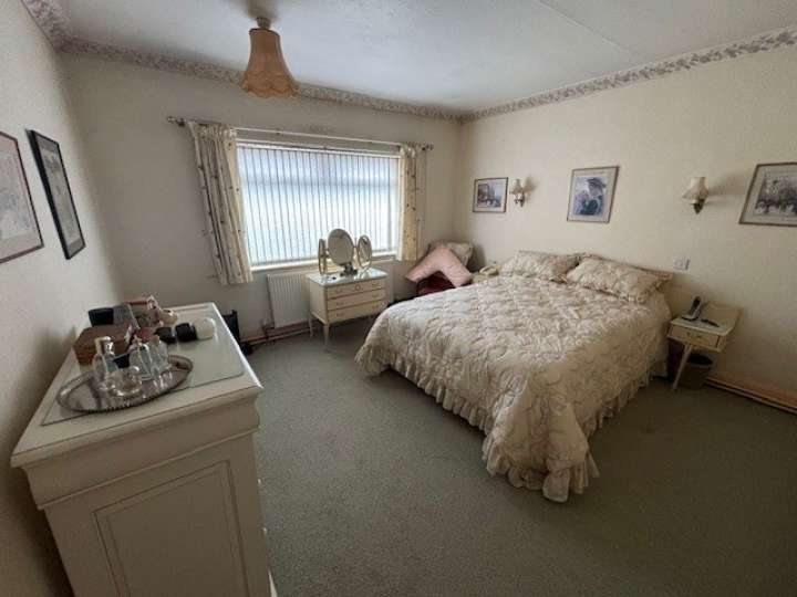 161 Menlove main bedroom.jpg