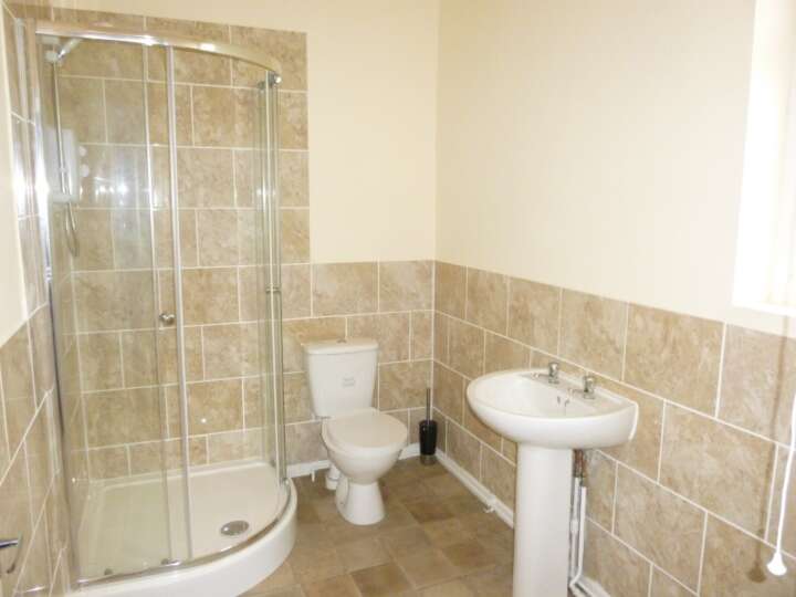 98_Woodchurch_Lane_-_bathroom.JPG