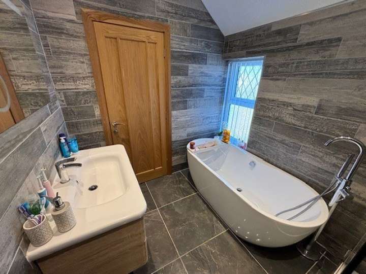 30 Raby Park - Bathrooom 2.jpg