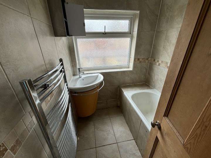 31 Mallory Road - Bathroom 1.jpg