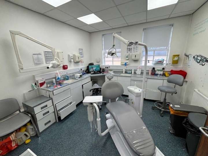 477_New_Chester_Rd_dentist_room_1.jpg