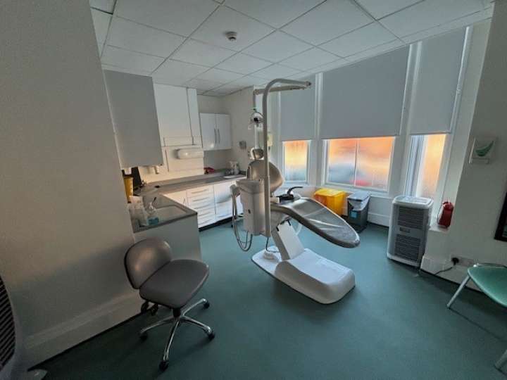 477_New_Chester_Rd_dentist_room_2.jpg