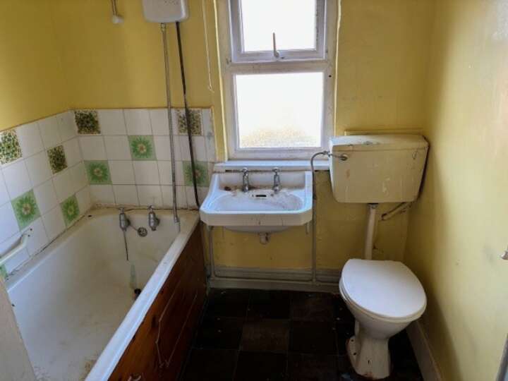 7-Castle-Road-Bathroom.jpg