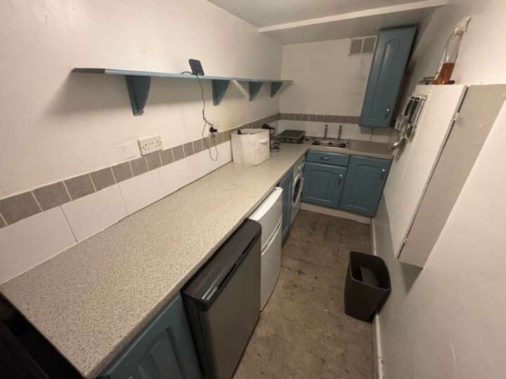 Flat_1,_189_Bedford_Road_-_Kitchen.jpg